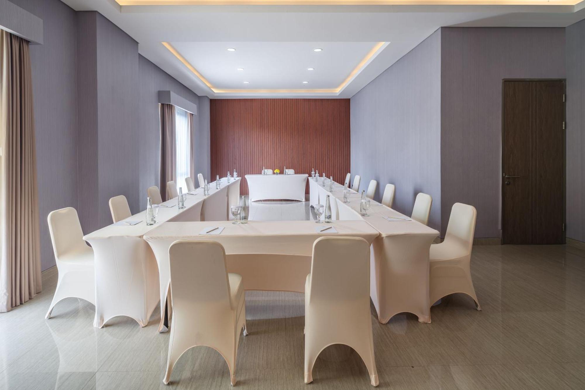 Hotel Santika Blitar Экстерьер фото
