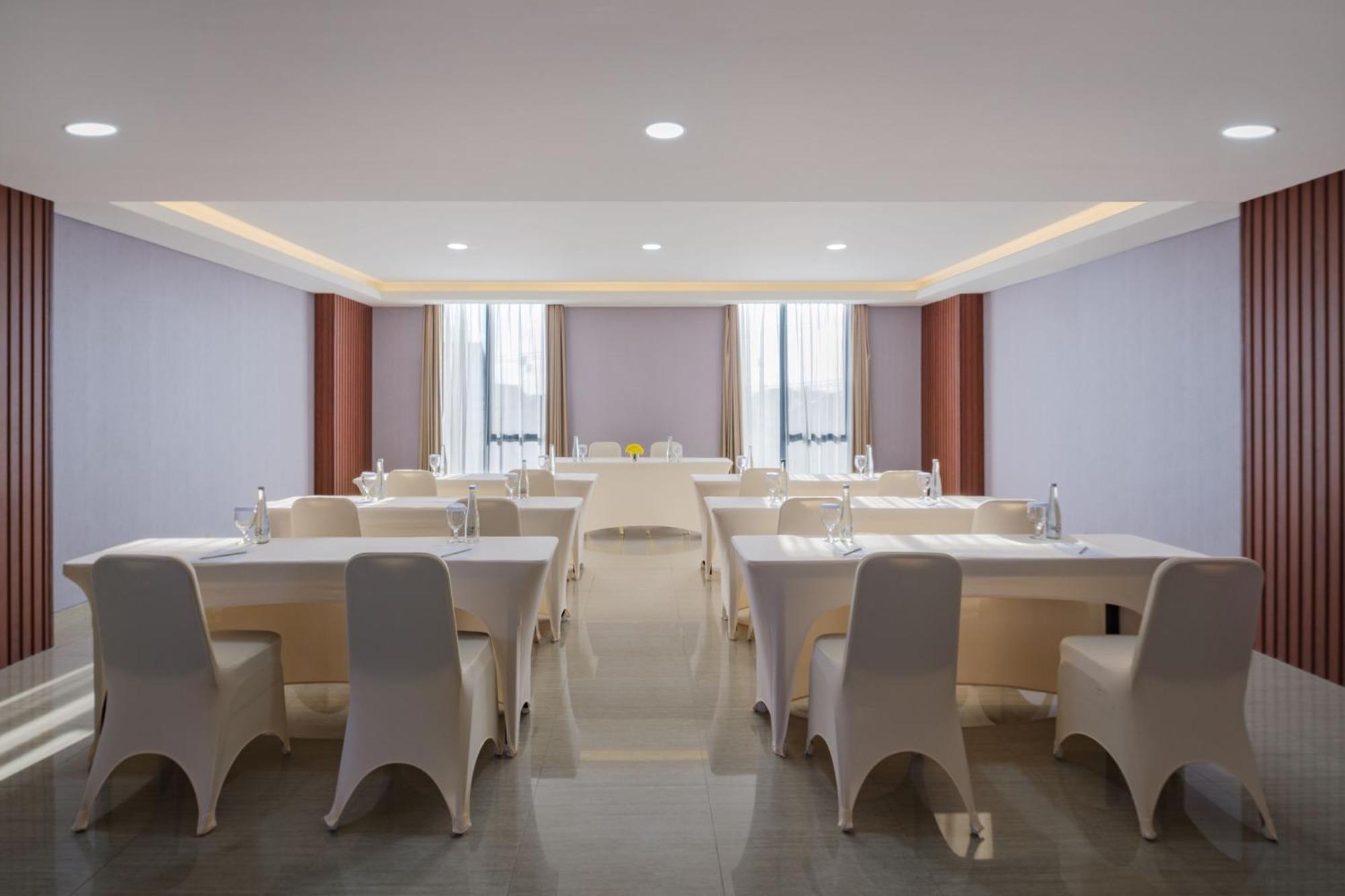 Hotel Santika Blitar Экстерьер фото