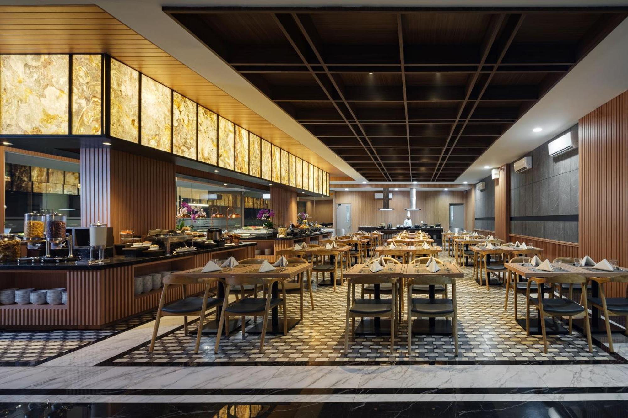 Hotel Santika Blitar Экстерьер фото