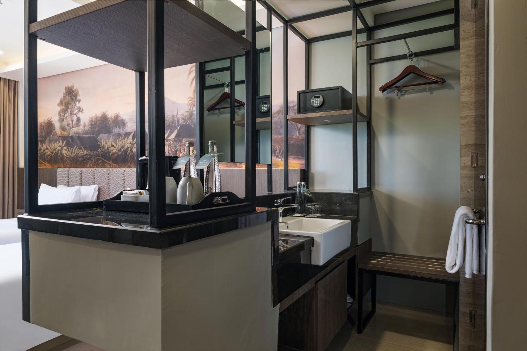 Hotel Santika Blitar Экстерьер фото